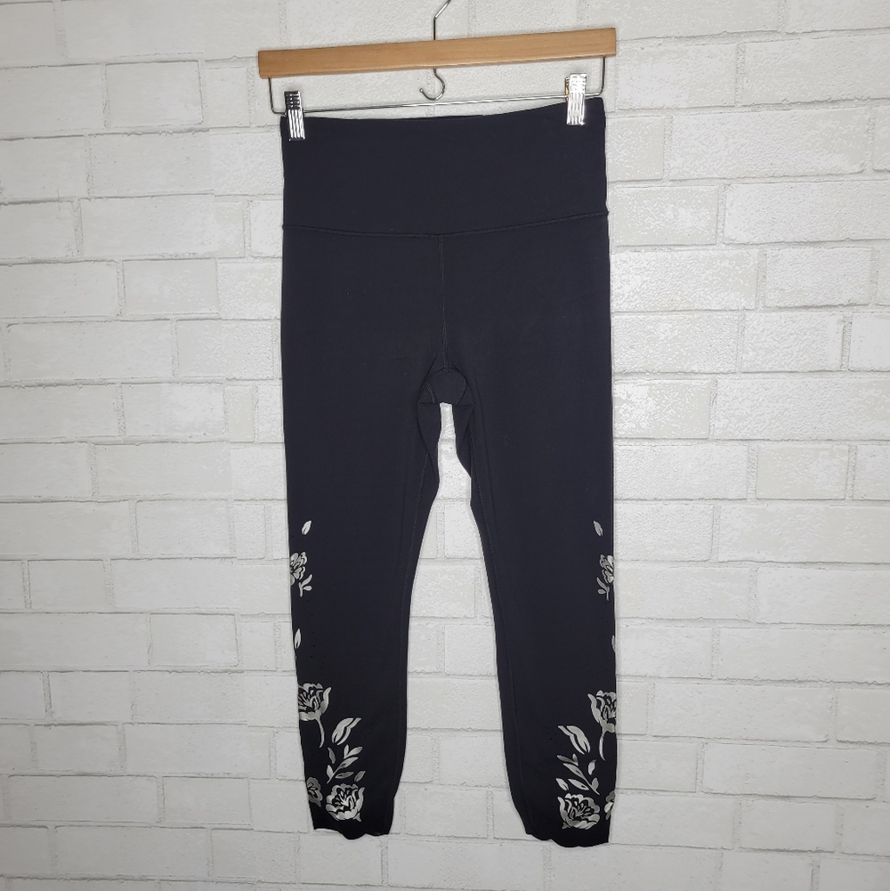 Athleta Black Floral Print Active Capri Leggings